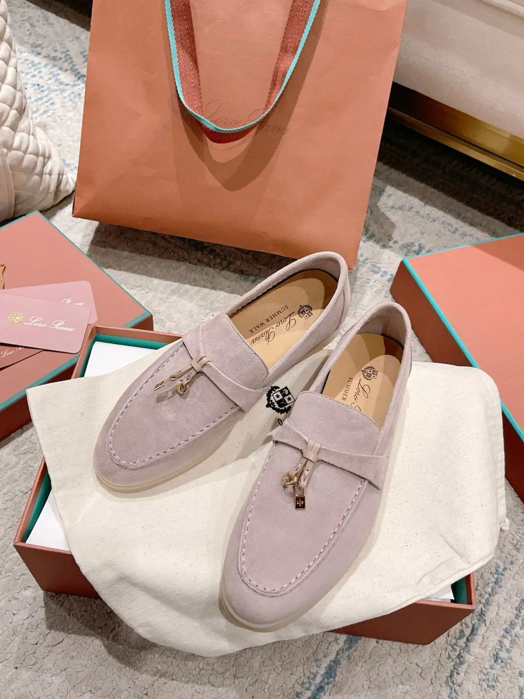 Factory price: 520💰4050 new color. Original purchase, 1⃣️: 1⃣️ folded and developed, Loro Piana professional model to try on feet, quality purchase level, flash sale of common products on the market, welcome to compare, original packaging. Fabric: Imported from Italy🐑High mercerized shearling, Lining: Hand-sewn mark thread in water-dyed cowhide imported from Italy🧵, high-end and elegant. Comfortable on the feet. Size: Women's 35-42 (41, 42) customized, non-returnable, men's 38-45 (46, 47, 48) customized, non-refundable. Fashionable boutiques that you can’t miss, a must-have item